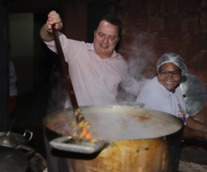 Deu sopa! Russi coloca mão na massa em ação solidária no Novo Paraíso