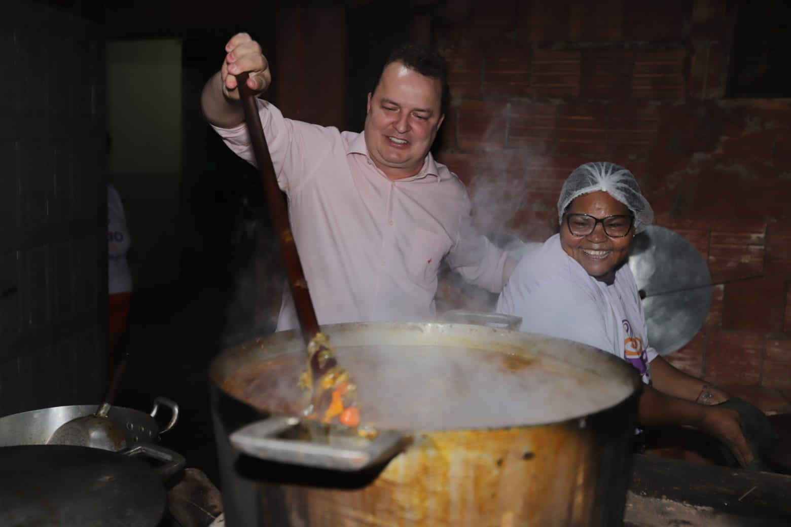 Deu sopa! Russi coloca mão na massa em ação solidária no Novo Paraíso