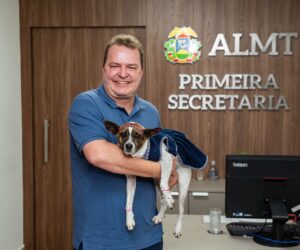 Max Russi recebe visita da cachorrinha Lilica