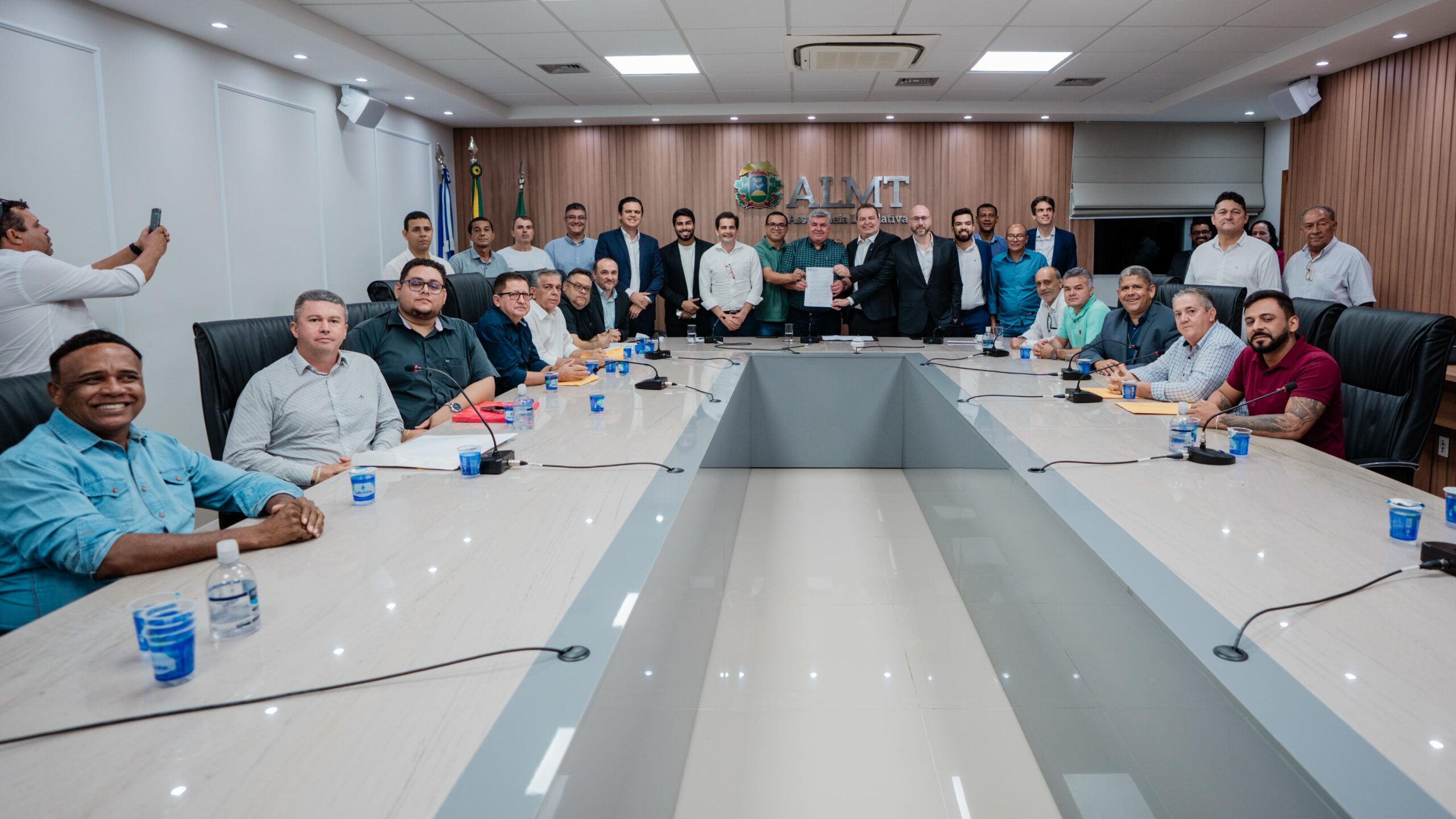 Prefeito de Barra do Garças e vereadores buscam apoio do deputado Max Russi para programa de microrevestimento de ruas