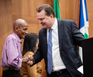 Presidente Max Russi homenageia servidores públicos da ALMT