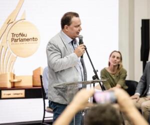 Deputado Max diz que jornalistas merecem reconhecimento