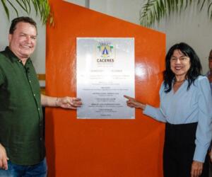 Moradores comemoram asfalto da Rua da Membeca em Cáceres com apoio do deputado Max Russi