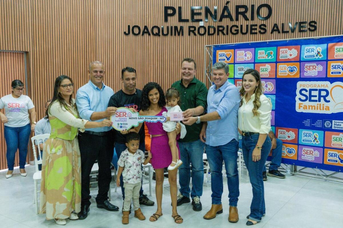 Deputado Max Russi participa de entrega de casas populares