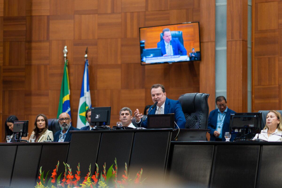 Max Russi homenageia profissionais que atuam no desenvolvimento e o cuidado com a população