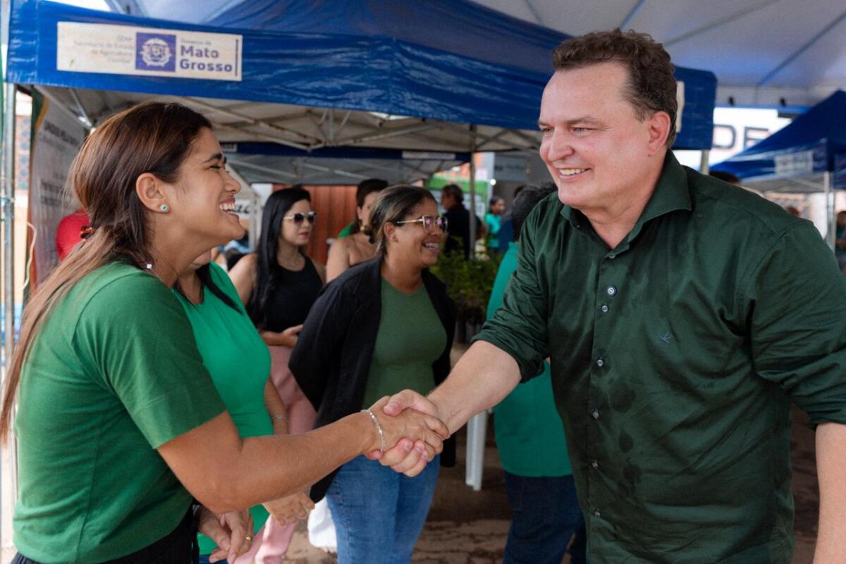 Max Russi acompanha assinaturas de convênios e entregas na região sul