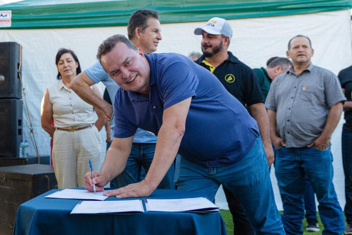 Em Santo Antônio do Leste, Max Russi une forças com governador para garantir asfalto e novos veículos ao município
