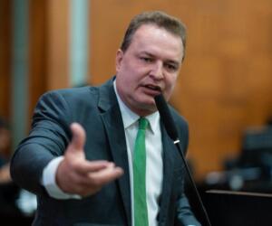 Max Russi denuncia “edital fechado” em licitação de OS e boicote a deputados na Secretaria de Saúde