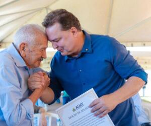 Max emociona ao homenagear ex-aluno de 96 anos na celebração de aniversário do IFMT São Vicente