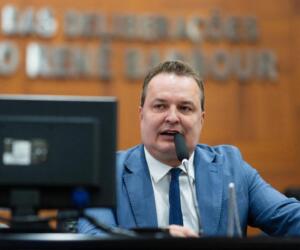 “É um absurdo. Não é aceitável que mulheres estejam à mercê de uma violência gratuita”, afirma Max Russi sobre lista na UFMT