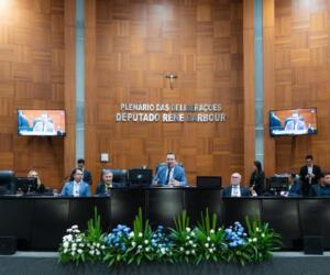 ALMT realiza sessão especial de entrega de honrarias a personalidades e instituições