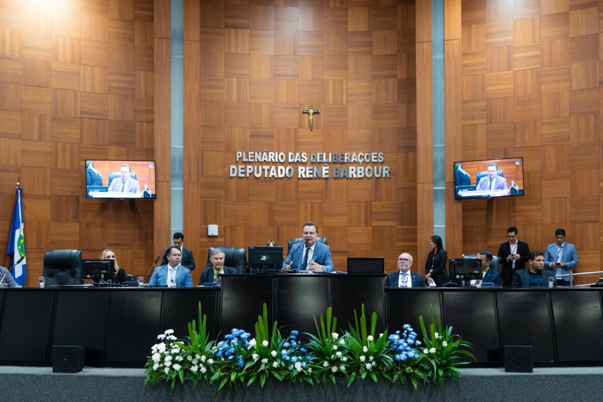 ALMT realiza sessão especial de entrega de honrarias a personalidades e instituições