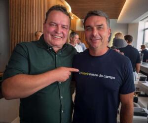 Max Russi lidera coletiva de imprensa em apoio a Flávio Bolsonaro