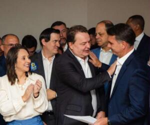 Max entrega a Flávio Bolsonaro carta com apoio de deputados estaduais de MT